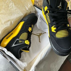 Air Jordan 4 Retro Thunder 2023